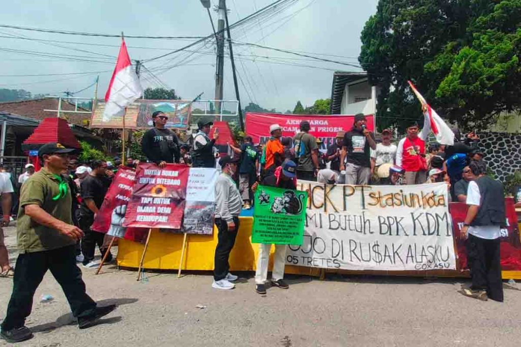 Ribuan warga Prigen saat aksi demontrasi menolak rencana pembangunan real estate di lereng Gunung Arjuno