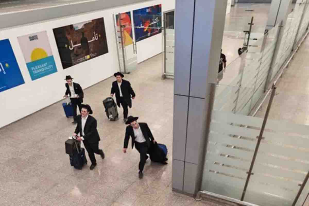 Warga Israel saat di Bandara di Arab