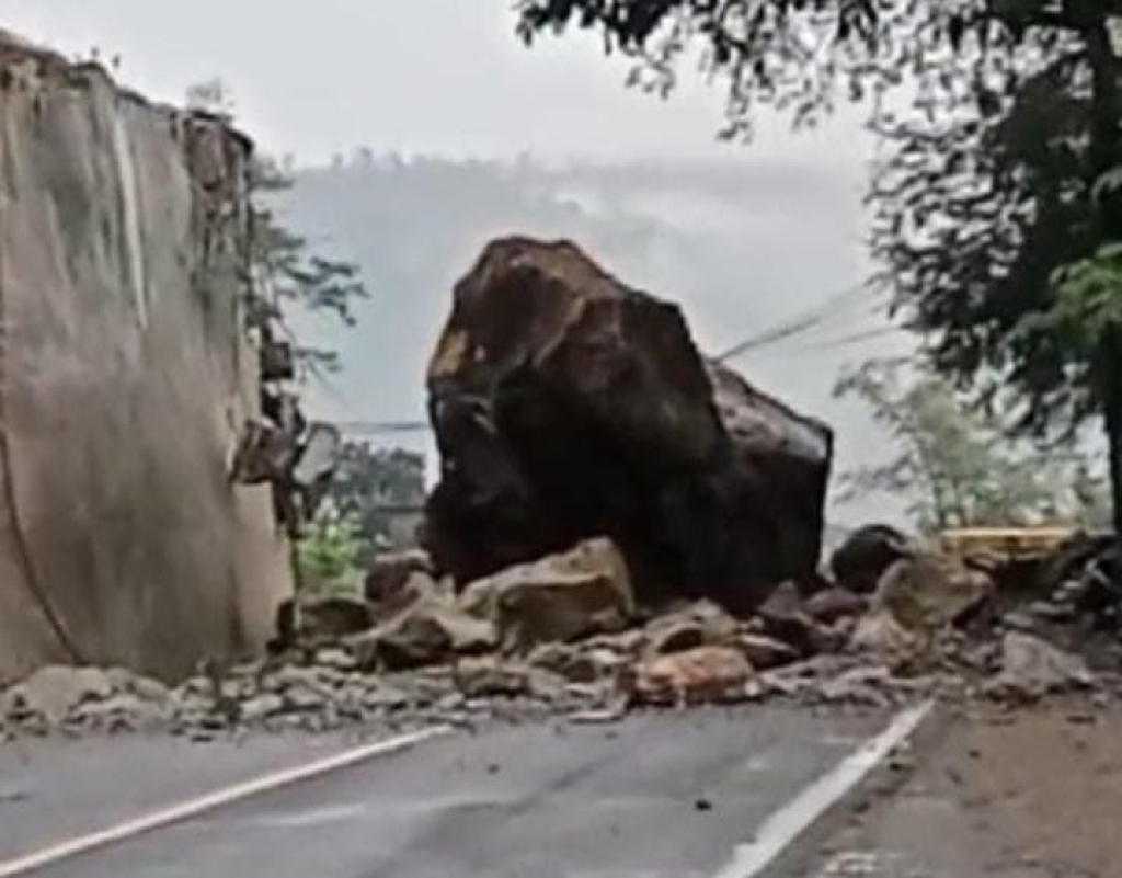Batu yang menutupi jalur utama penghubung Kabupaten Trenggalek menuju Kabupaten Ponorogo