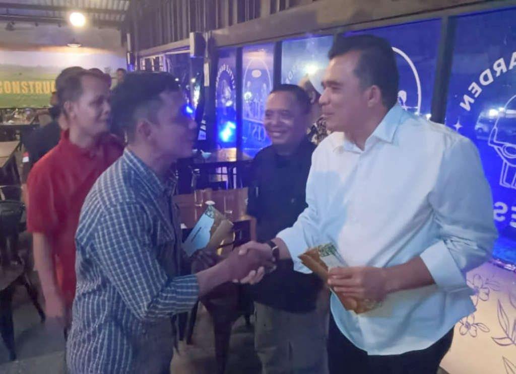 Kasat Reskrim Polres Pasuruan Kota, AKP Dhecky Tjahyono Try Yoga memberikan bingkisan lebaran kepada rekan media