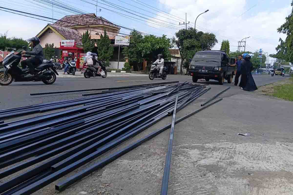 Ratusan batang pipa baja yang terlempar dari Pikap