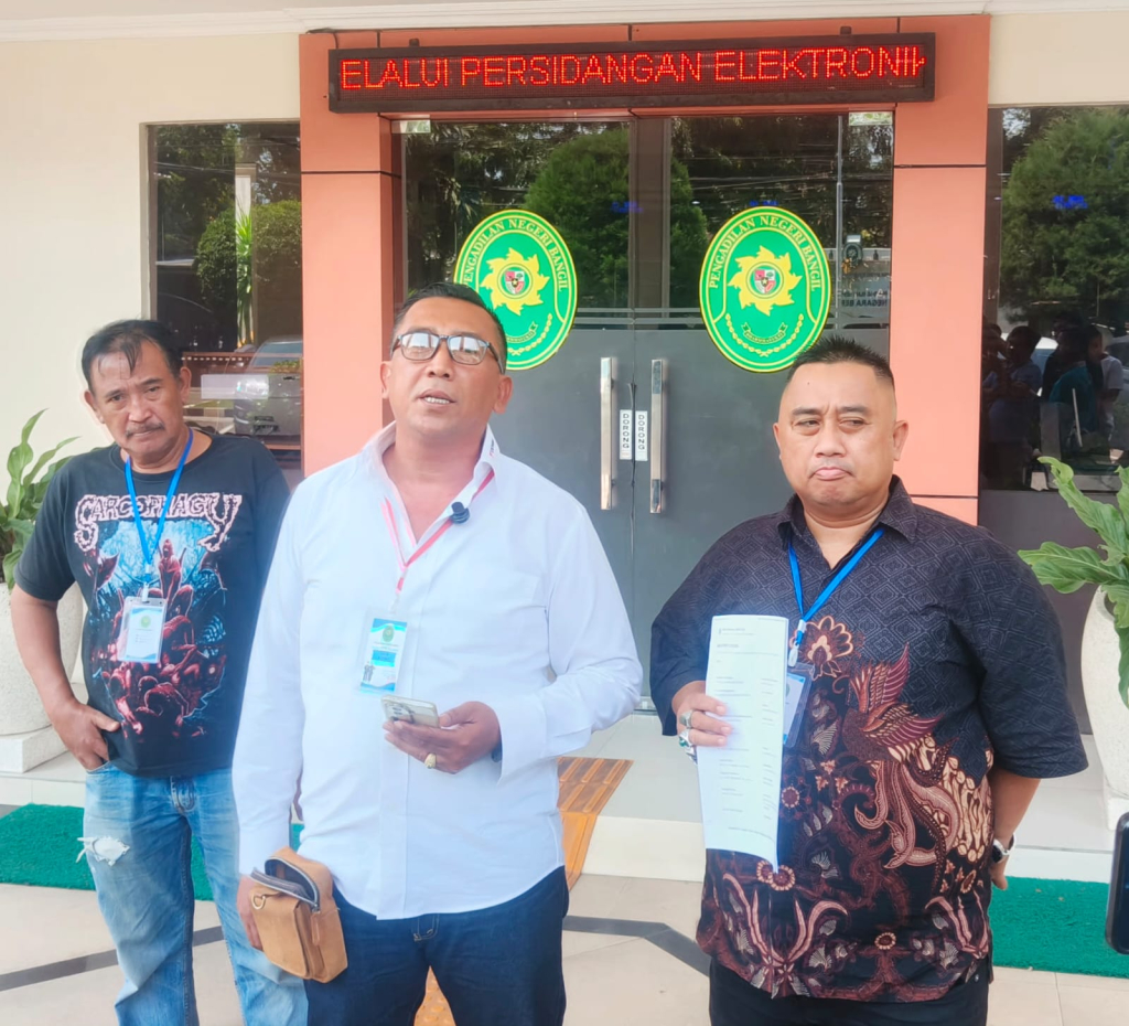 Moch. Romli menunjukan putusan kasasi yang dikeluarkan Mahkamah Agung di Pengadilan Negeri Bangil