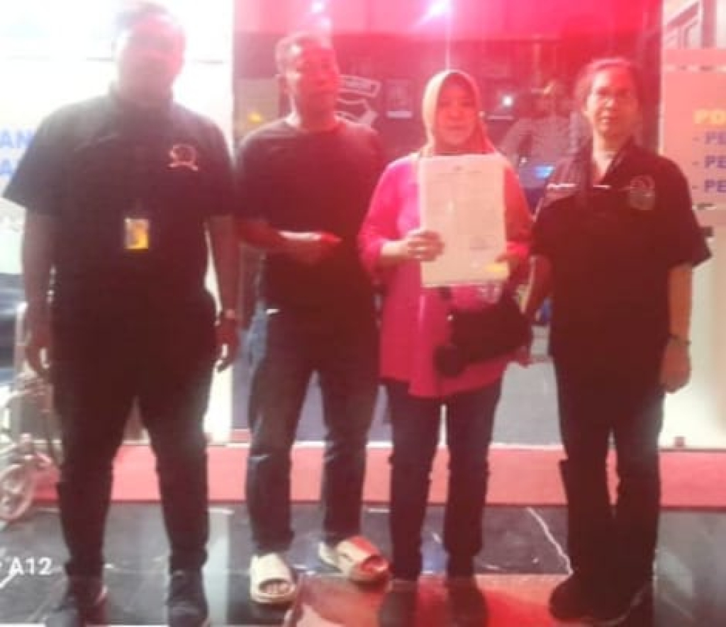 Rosnella saat melaporkan dugaan penggelapan mobil rental miliknya di Polres Pasuruan