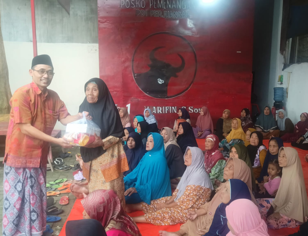Ketua DPC PDI Perjuangan Kabupaten Pasuruan, H Arifin saat memberikan paket sembako kepada janda dhuafa