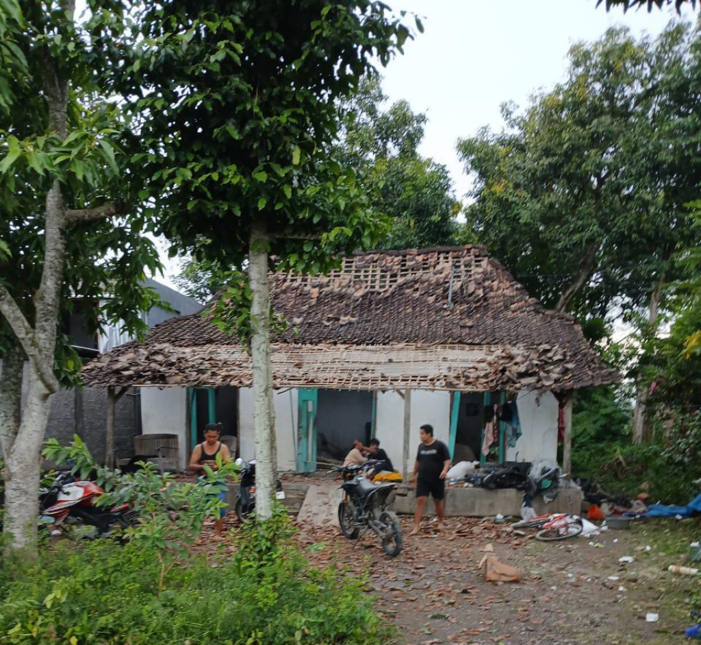 Kondisi rumah milik Minten yang hancur karena ledakan