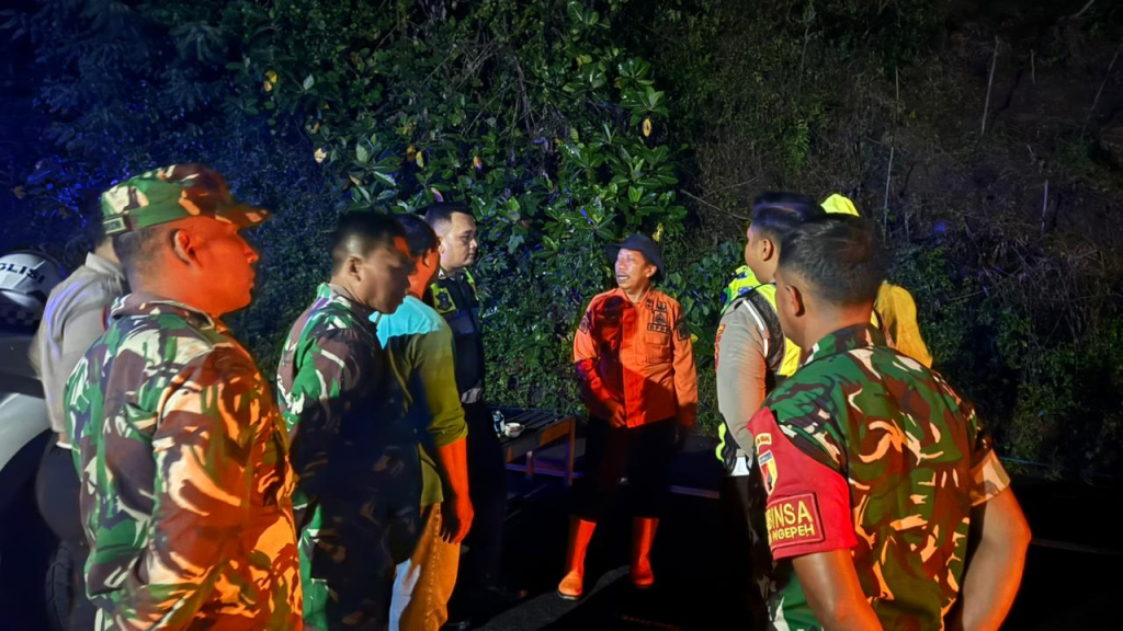 Petugas gabungan meninjau longsor di jalur Trenggalek