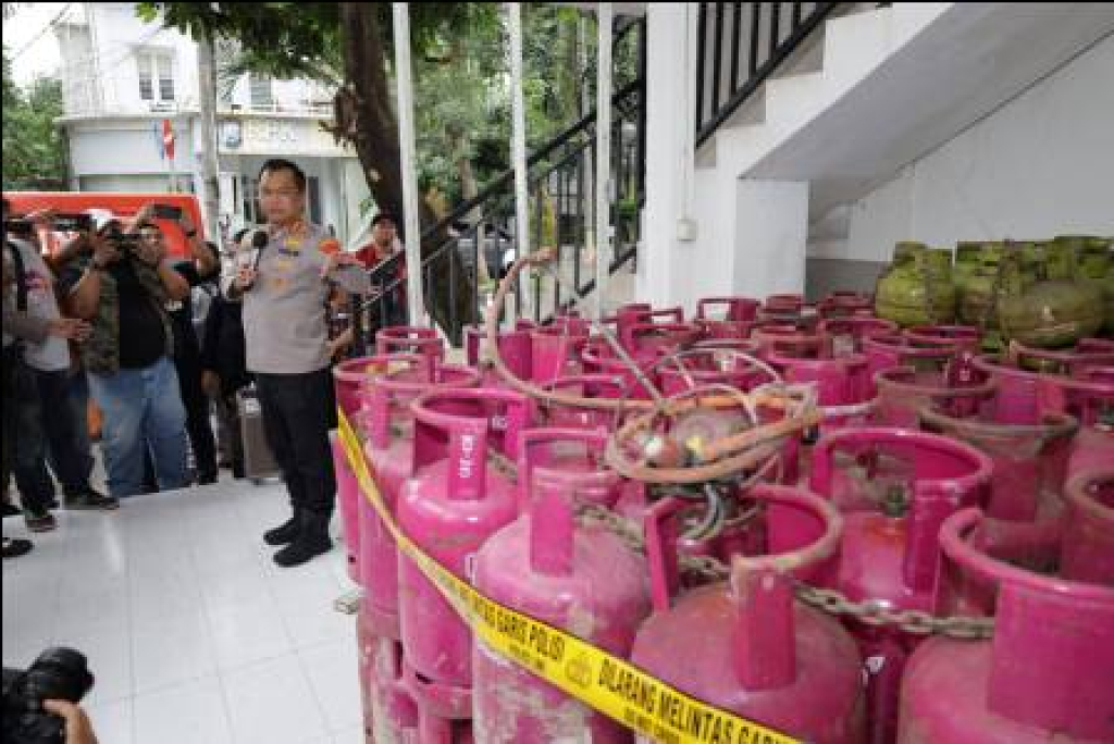 Kapolrestabes Surabaya saat konpers kasus LPG oplos
