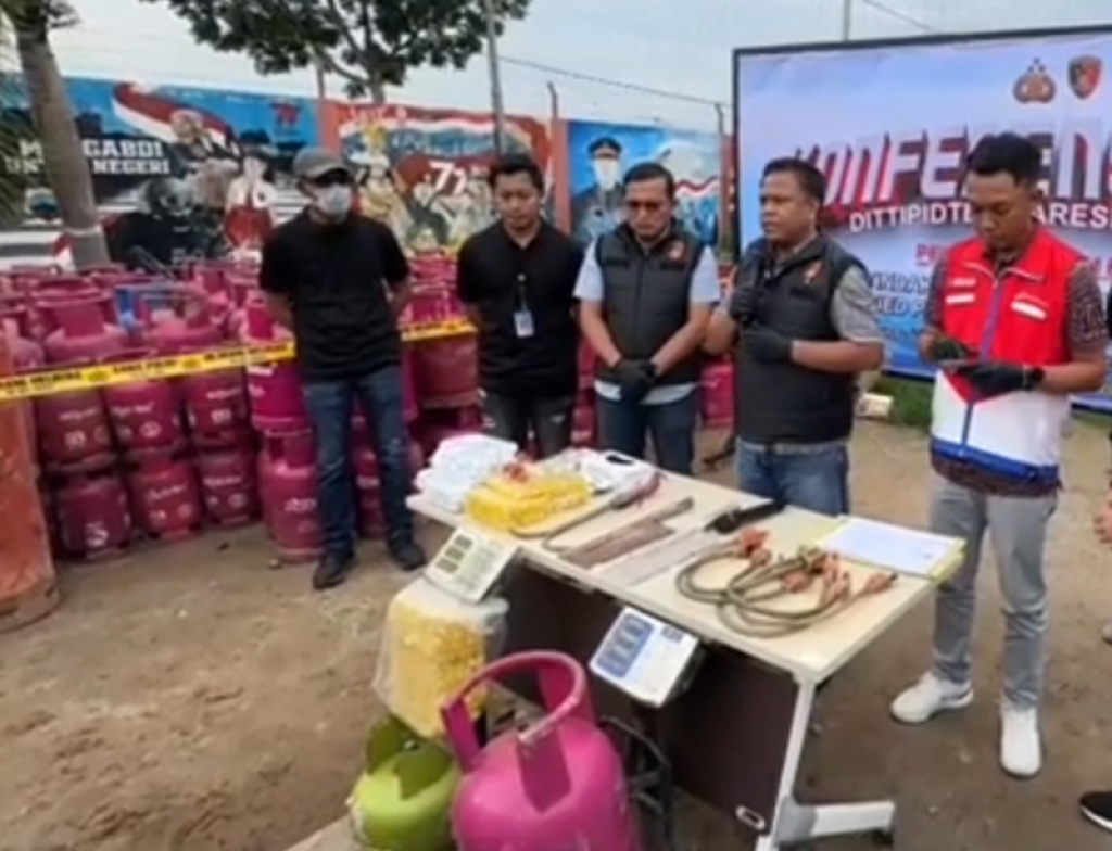 Barang bukti oplos LPG ditunjukkan Tim Bareskrim Polri di Sukoharjo