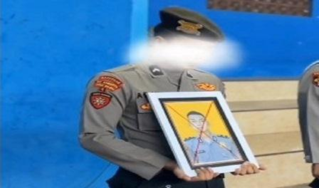 Pemecatan Bripka DK dari Polri dengan ditandai dengan mencoret fotonya