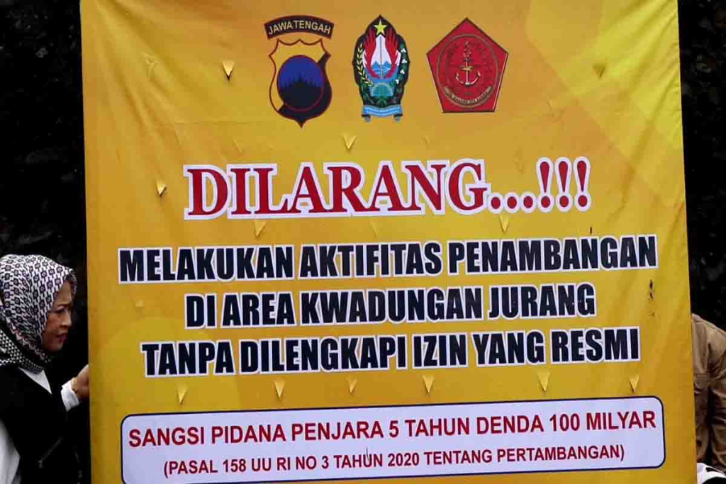 Penyegelan lokasi tambang ilegal oleh Pemkab Temanggung