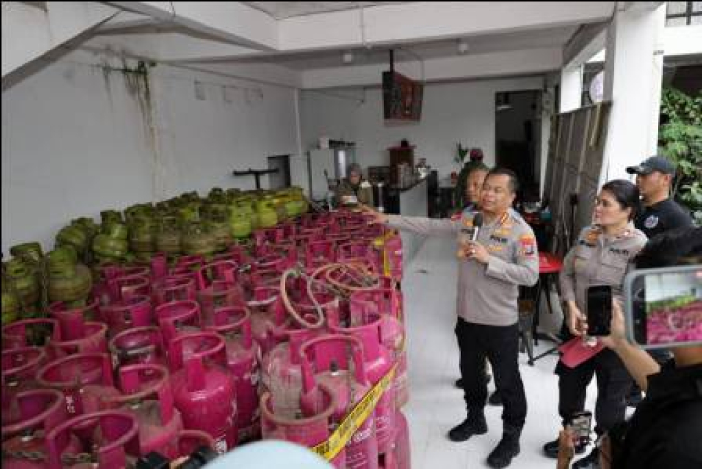 Kapolrestabes Surabaya, Kombes Luthfi menunjukkan  tabung LPG yang dioplos