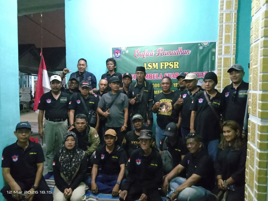 Pengurus LSM FPSR dan FPSR Sidoarjo usai berbagi paket sembako