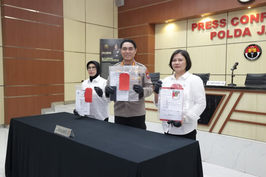 Kombes Pol Jules Abraham Abast didampingi Kombes Pol Ganis Setyaningrum saat konpers kasus pelecehan seksual