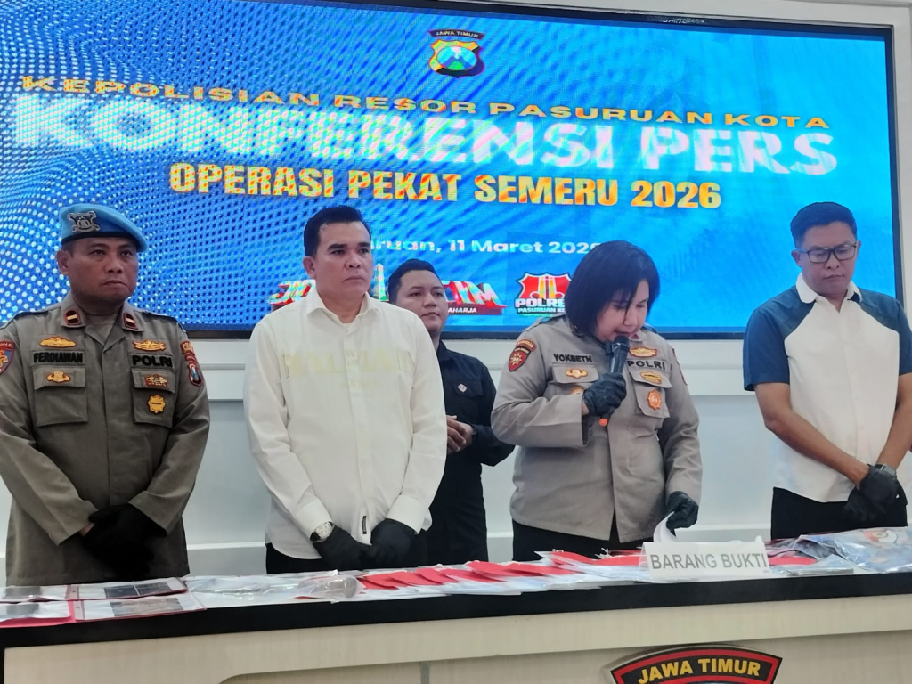 Polisi menunjukan barang bukti yang berhasil disita dari tangan tersangka