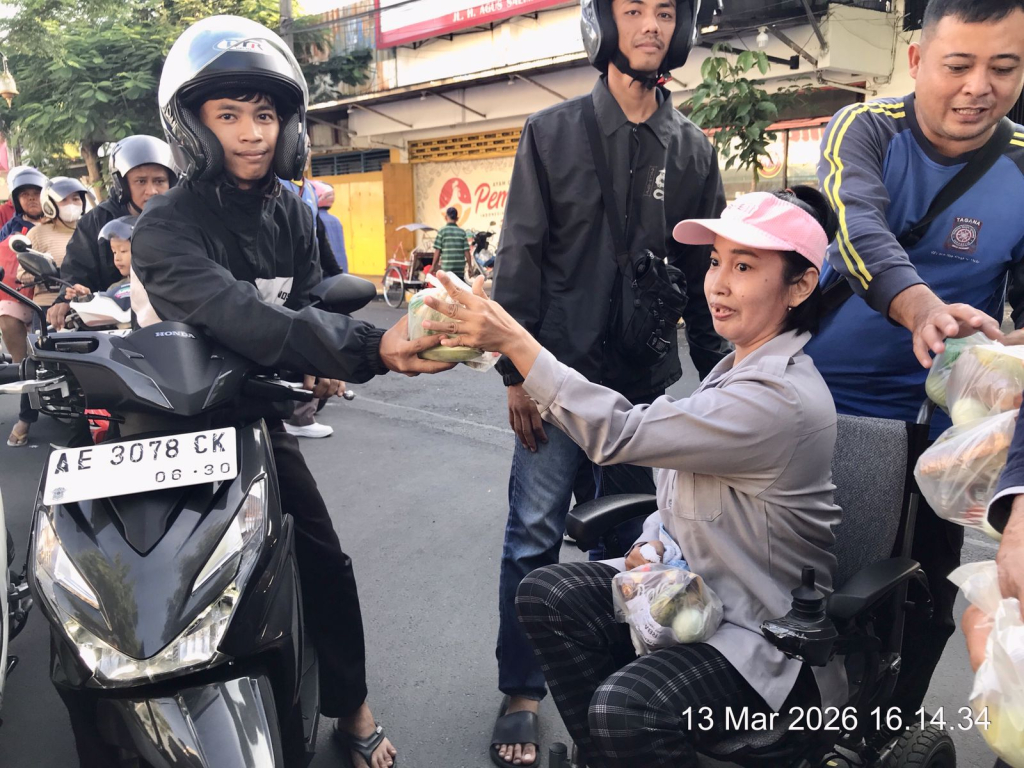 Persatuan Penyandang Disabiitas Kota Madiun saat bagi takjil
