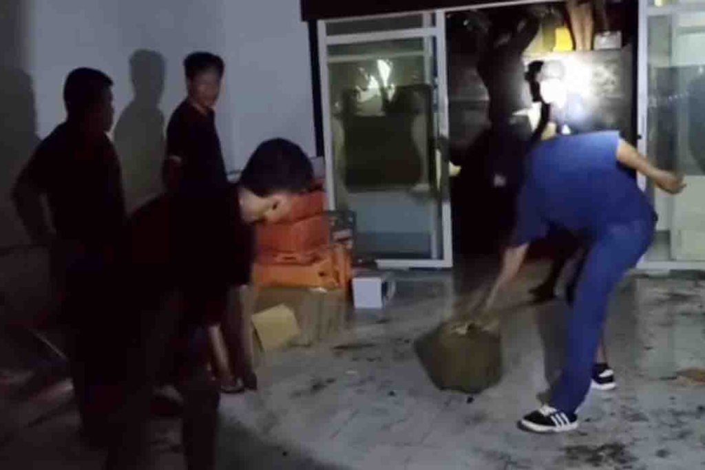 Petugas Polres Buton saat mengamankan jerigien berisi solar subsidi