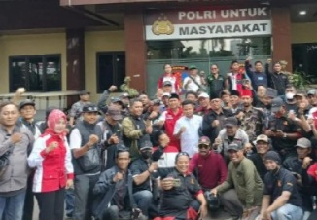 Ratusan wartawan dan aktivis di Polda Jawa Timur dalam aksi solidaritas terhadap Muhammad Amir Asnawi