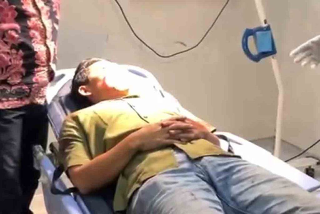 Sugianto terbaring saat dilakukan visum di Puskesmas Driyorejo