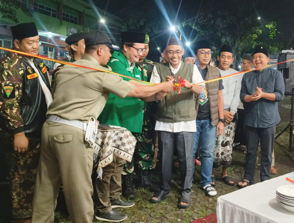 Abdul Rozak bersama Ketua DPC PDI Perjuangan Kabupaten Pasuruan secara simbolis meresmikan posko Lebaran di kawasan Masjid Cheng Hoo Pandaan