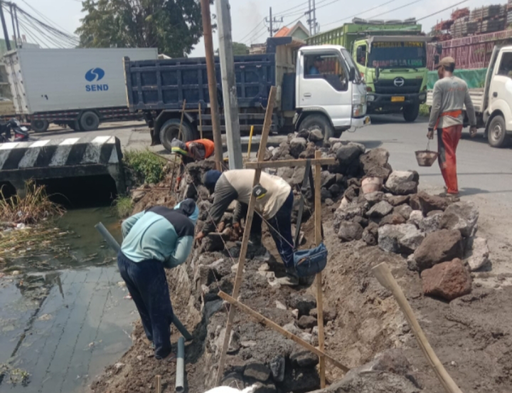 Proyek plengsengan di Desa Mojotengah, Kecamatan Menganti, Gresik