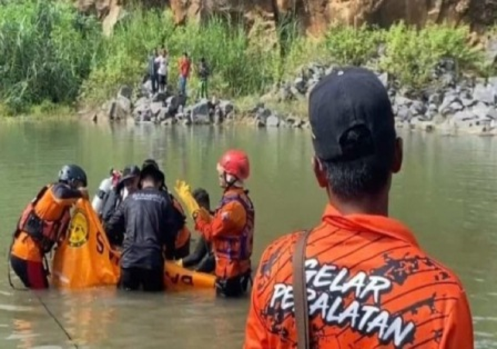 Tim Gabungan BPBD Kabupaten Pasuruan saat melakukan evakuasi jasad Mohammad Sofa Alfian
