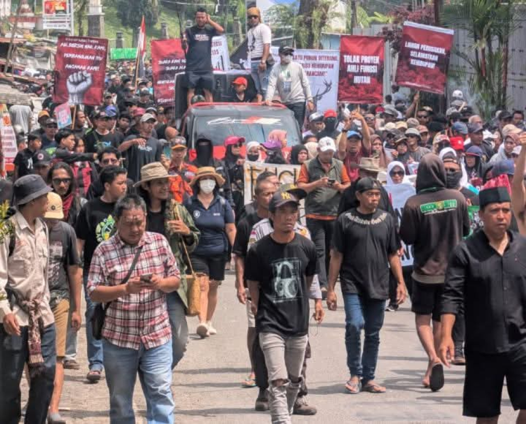 Aksi demontrasi warga Prigen tolak alih fungsi lahan hutan di lereng Arjuno