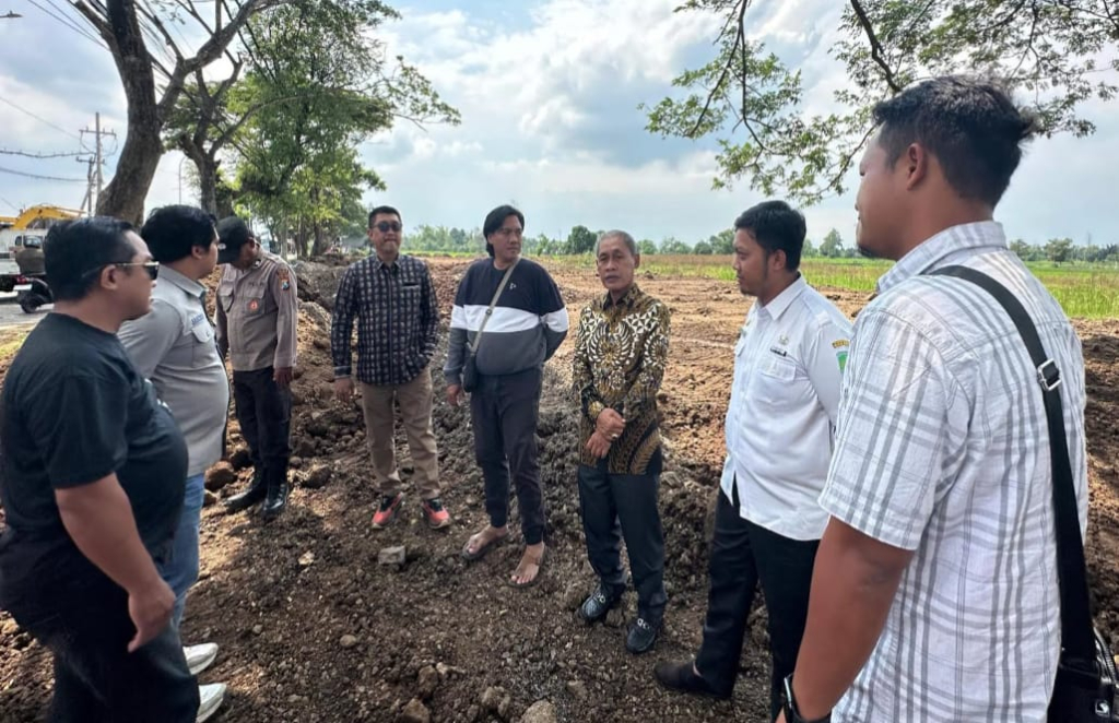 Sidak Komisi III DPRD Kabupaten Pasuruan di lokasi proyek pematangan lahan di Desa Mendalan. (Foto : arsip)