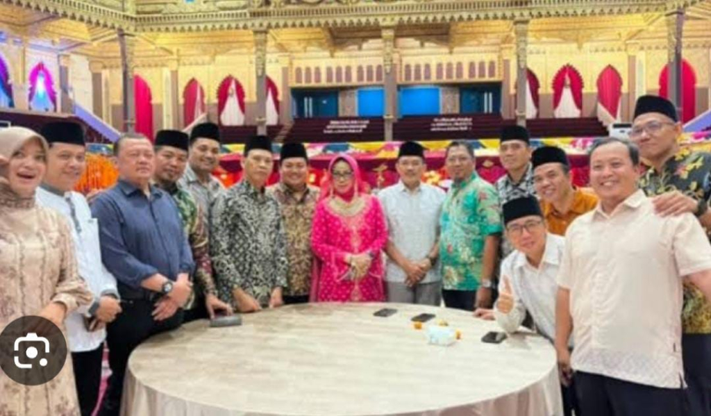 Sekda Sidoarjo (pakaian pink) saat acara buka puasa bersama