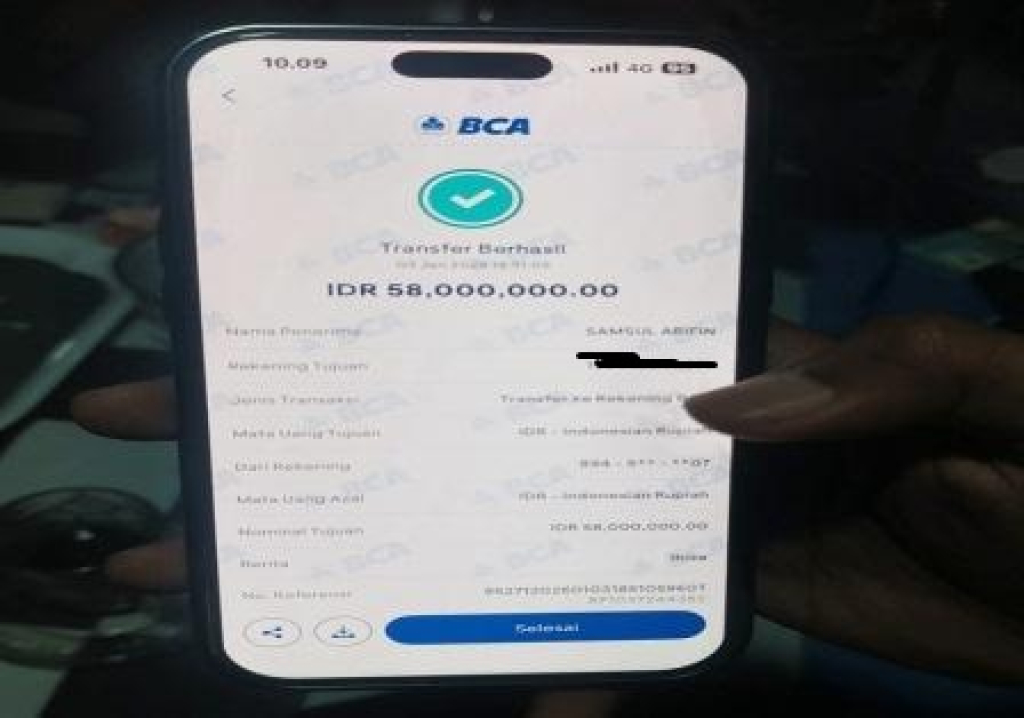 M Yusuf Hasim menunjukan bukti transfer ke rekening SA