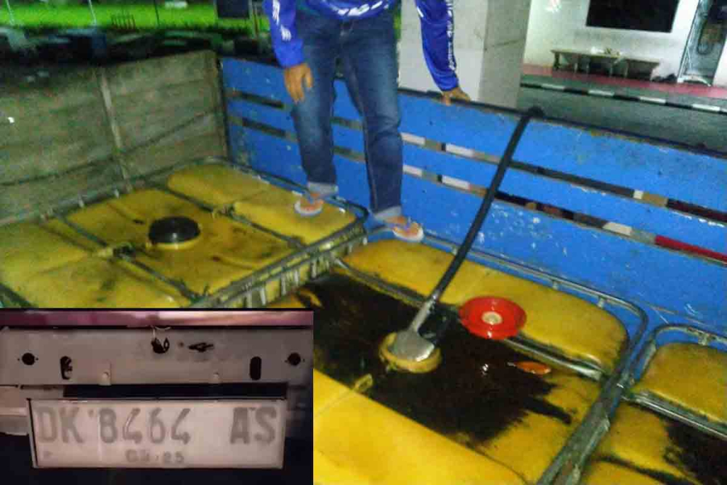 Tangki yang ada di belakang truk saat pengisian Solar di SPBU Tegal Besar, Kabupaten Jember