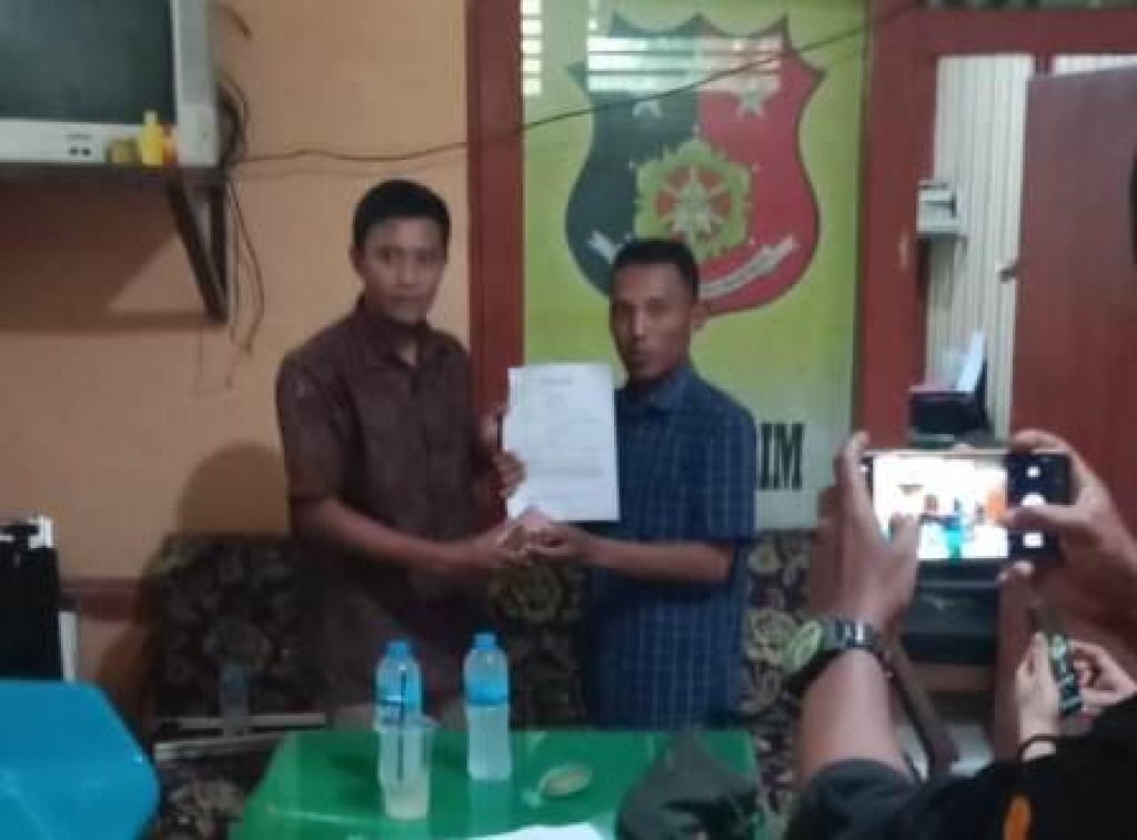 FNR dan Moch Bidin di Polsek Cepu menunjukkan surat damai