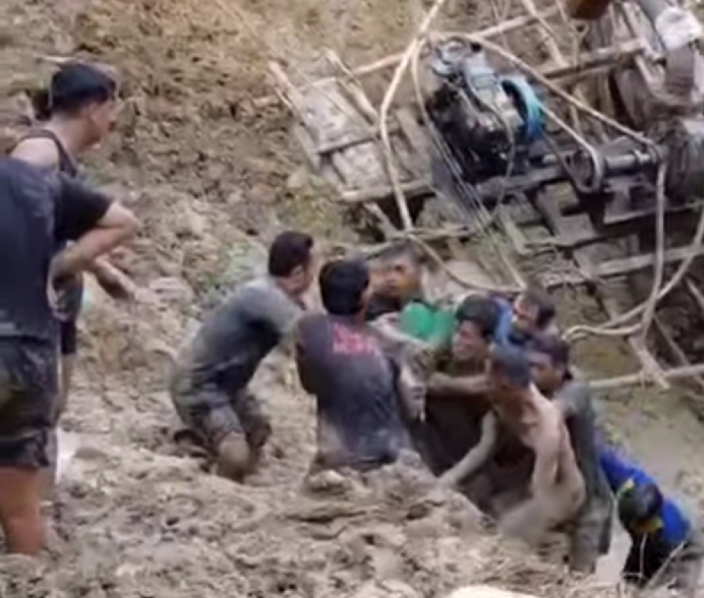 Korban tewas dievakuasi warga