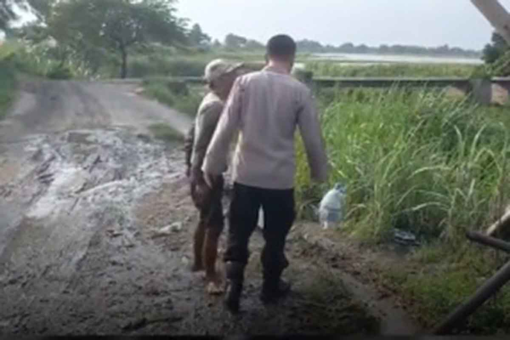 Petugas Polsek Kunjang saat datang di lokasi tambang pasir ilegal di Sungai Konto