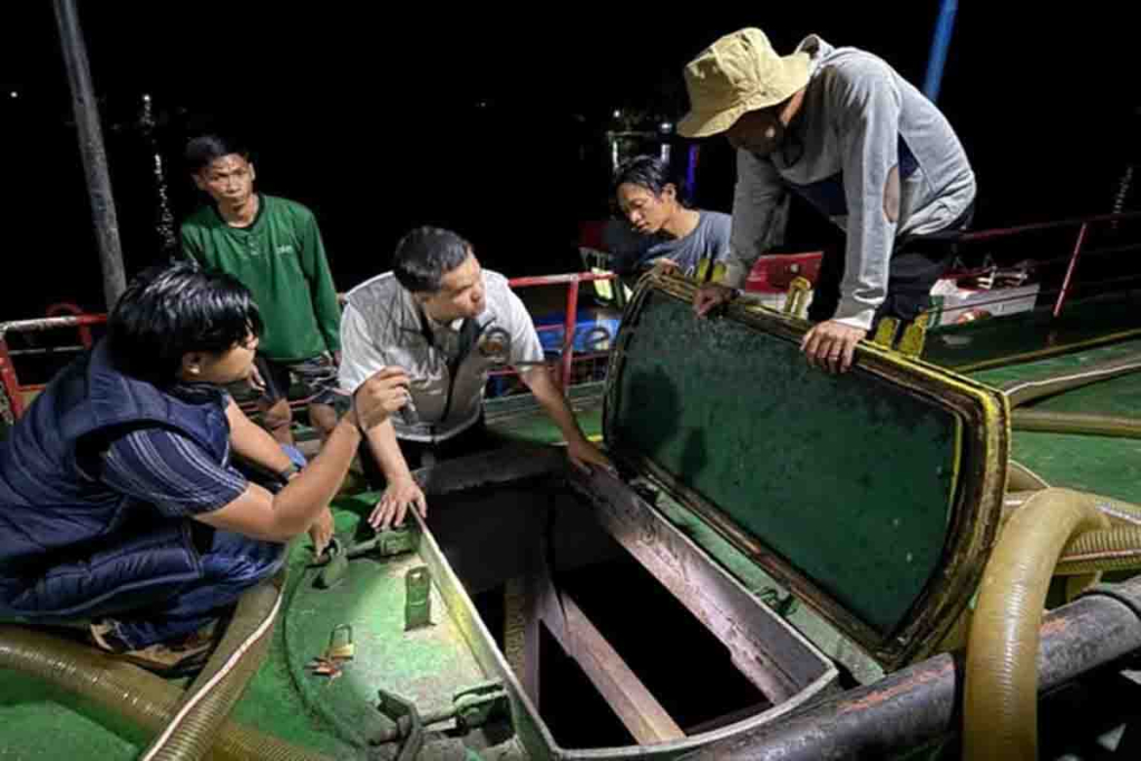 Kapal yang diamankan Polda Sumsel bermuatan solar ilegal