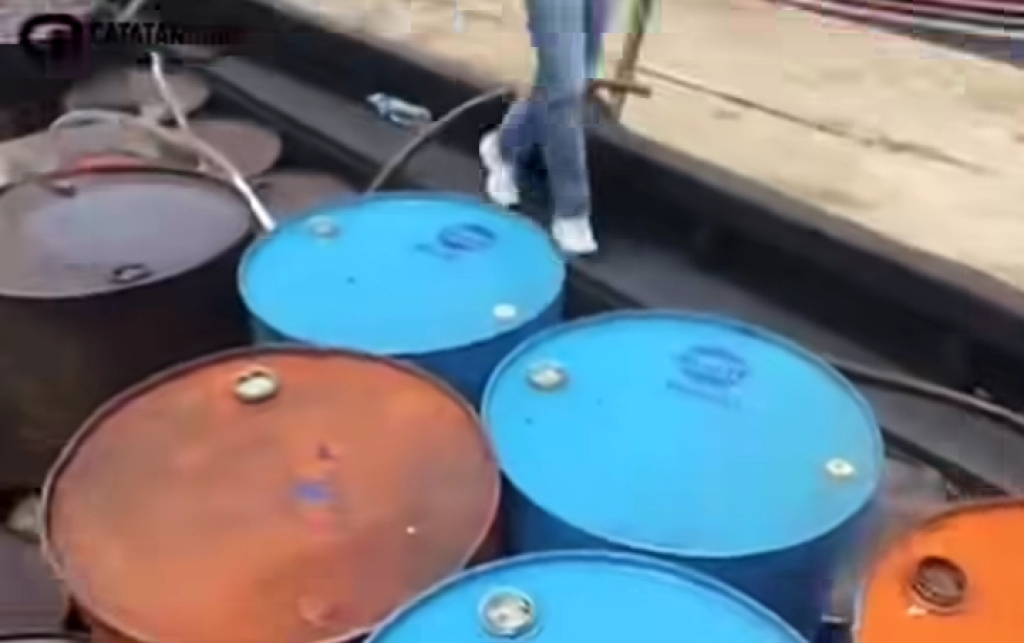 Drum berisi Solar yang diamankan di atas KM Surya