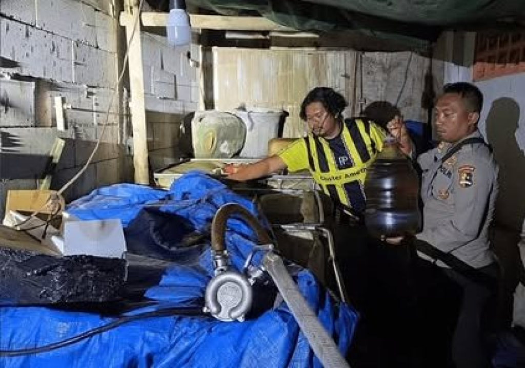 Petugas  Ditpolair Polri di gudang penimbunan Solar subsidi