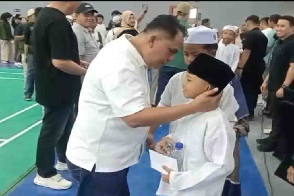 H Elyas, anggota DPRD Kabupaten Pasuruan menyantuni ratusan anak yatim