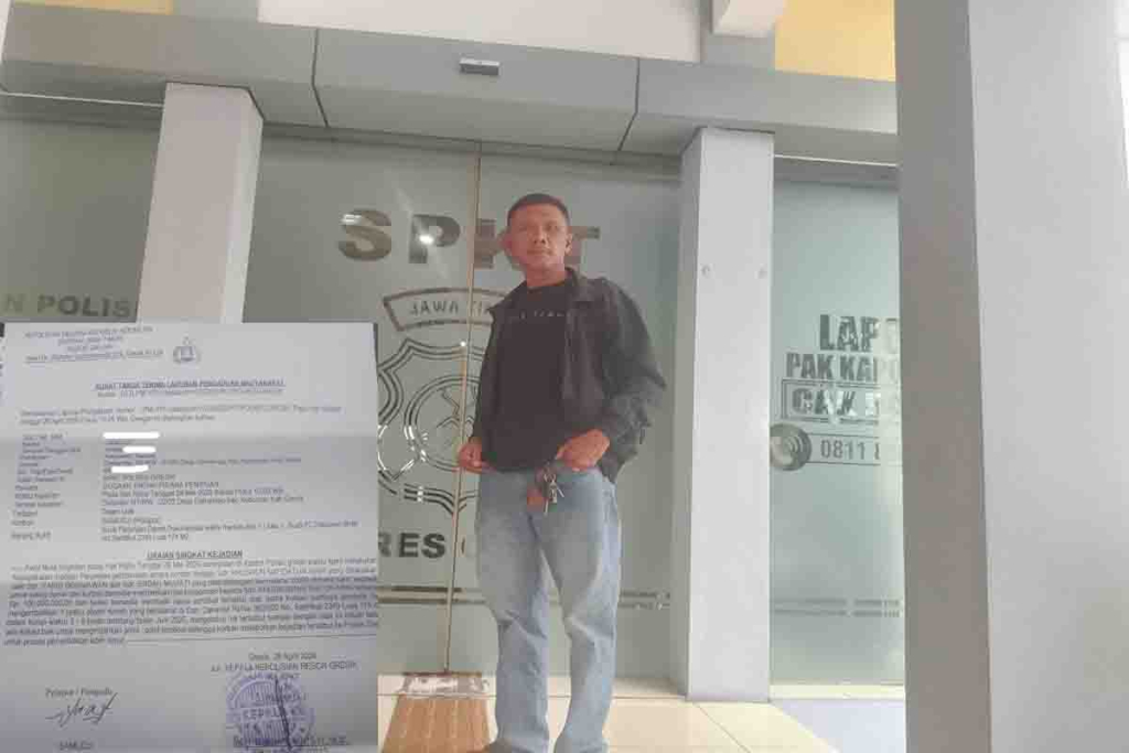 Samudji saat laporan di SPKT Polres Gresik