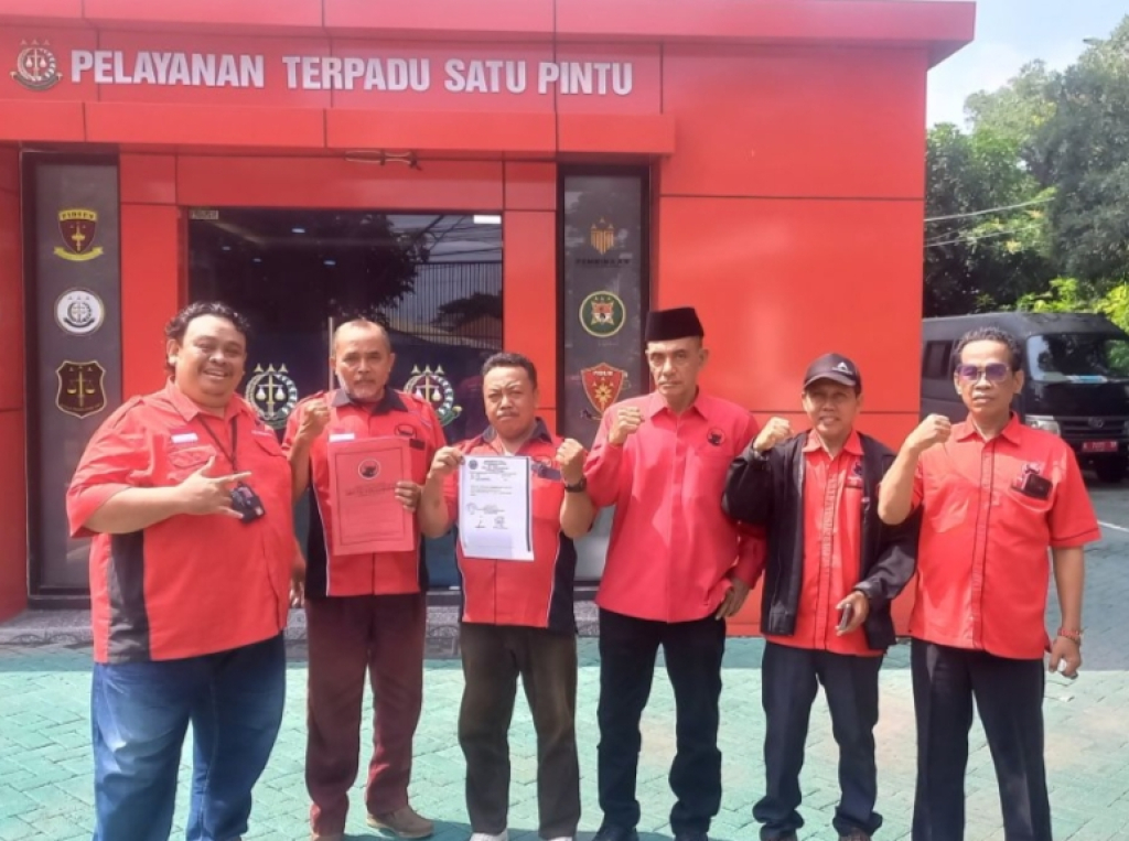 Sejumlah PAC PD Perjuangan saat melaporkan dugaan penyelewengan dana Banpol ke Kejari Bangil