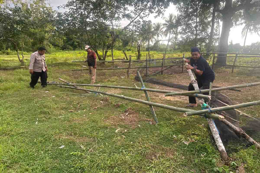 Aparat kepolisian dari Polsek Ma’rang bongkar arena sabung ayam di Kampung Ujung