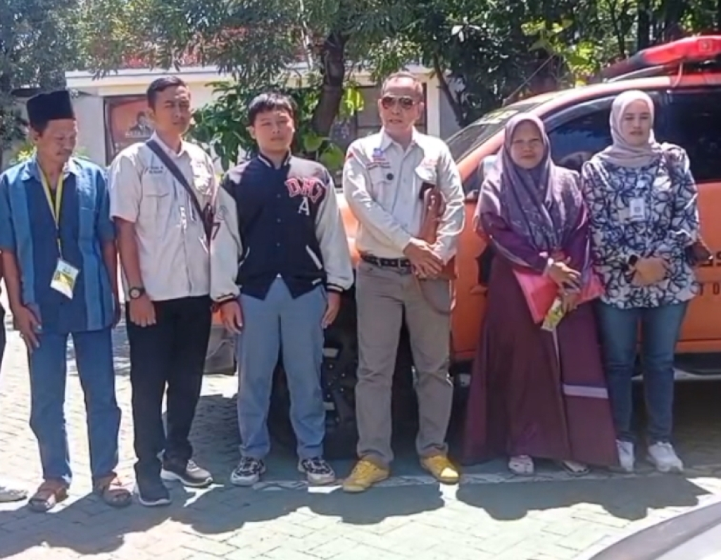 Keluarga korban penganiayaan santri didampingi LPA saat di Kejari Kabupaten Pasuruan