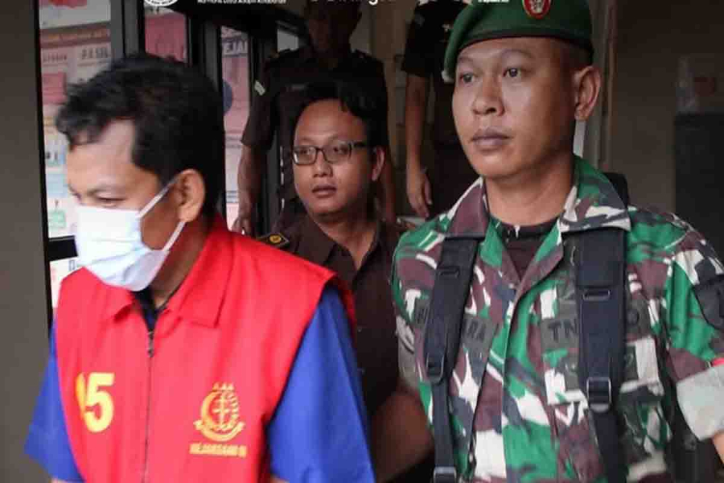 Yuliantono (kiri) saat mau ditahan di Kejari Nganjuk