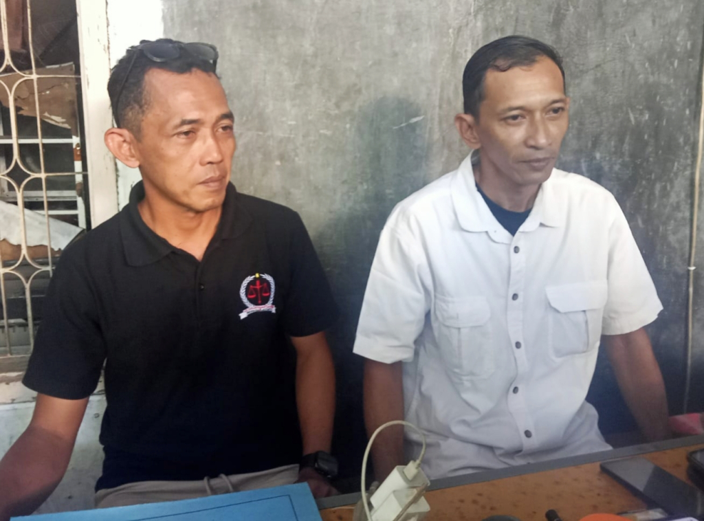 Wahyu Nugroho didampingi pengacaranya, Heri Siswanto, memberikan keterangan pers.