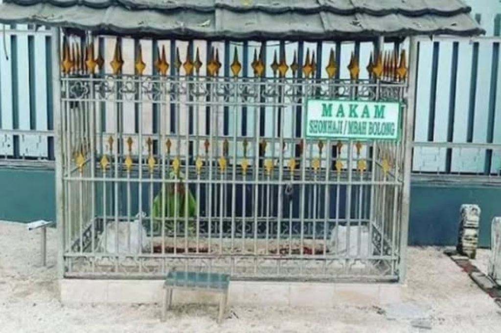 Makam Mbah Shonhaji atau sering disebut Mbah Bolong