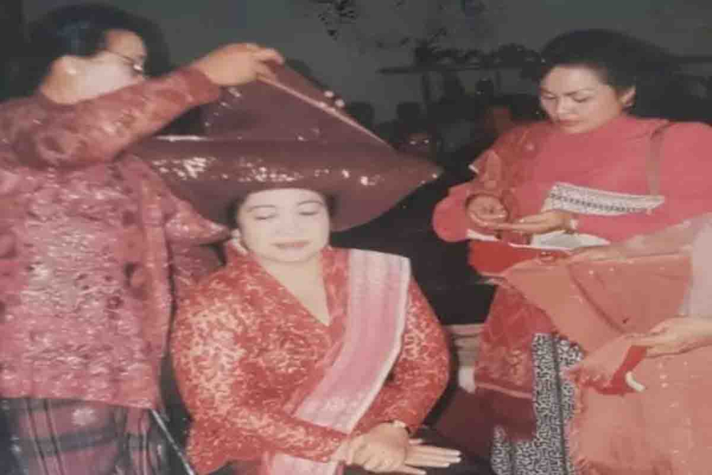 Megawati Soekarno Putri saat diberi penghargaan oleh orang Karo