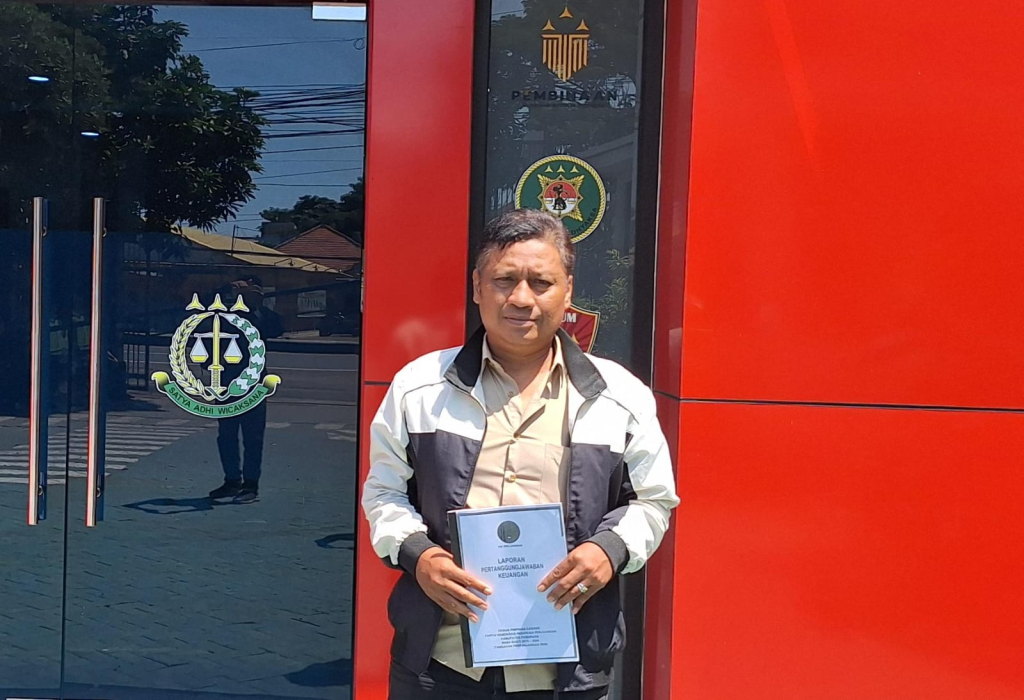 Wakil Ketua PAC PDIP Kecamatan Pandaan, Harsila ke kantor Kejari usai memberikan sejumlah dokumen krusial