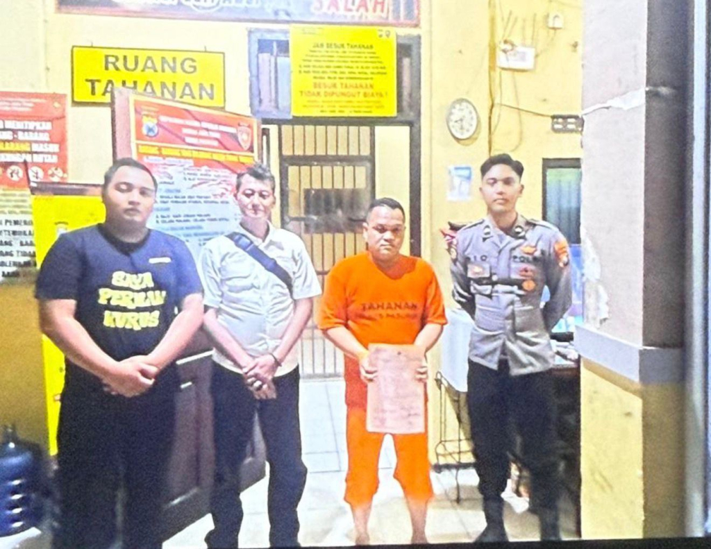 Subhan (kedua dari kanan) pakai baju tahanan