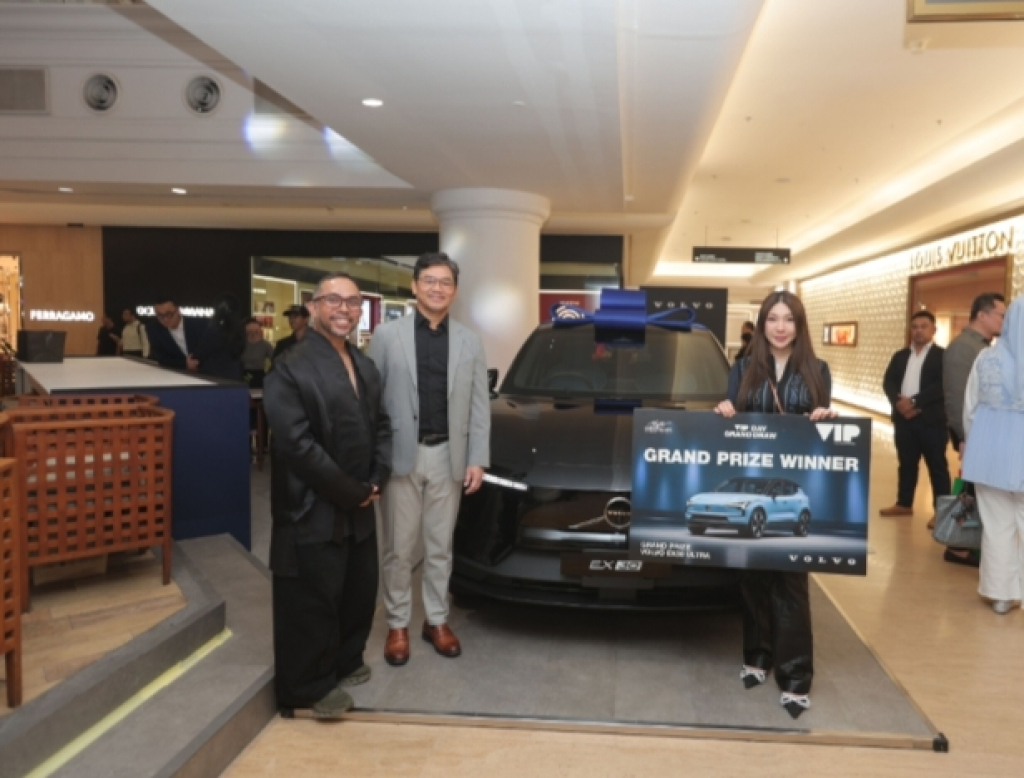 Chief Marketing Officer Plaza Indonesia Zamri Mamat, GM Sales & Operation Volvo Cars Indonesia, Aryanto Djayaputra, dan member PI One Plaza Indonesia, Heny Septiani, pemenang Volvo EX30