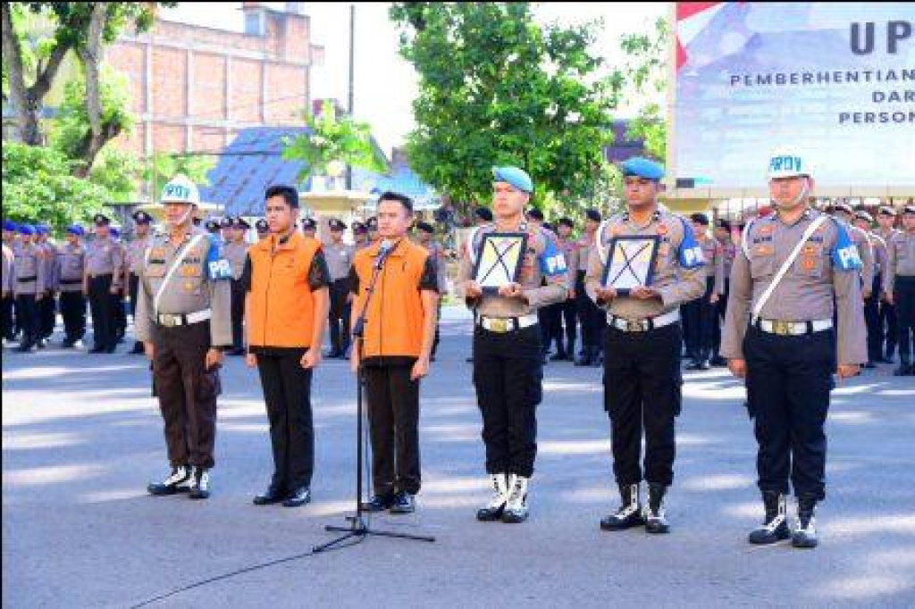 Upacara PTDH 4 personil Polda Jambi