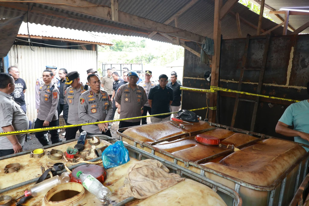Kapolda Lampung melihat barang bukti BBM ilegal